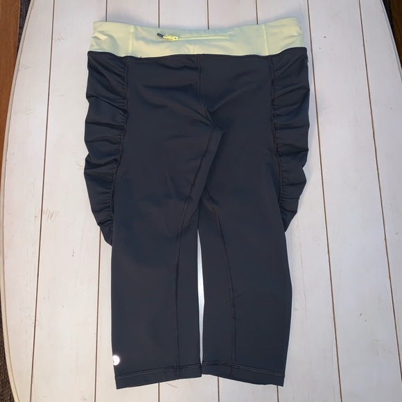 Lululemon // Capri Size 10 - Picture 7 of 16